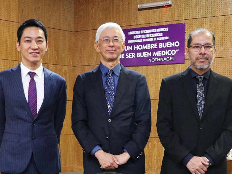 Dres. Takahiro Imai, Makoto Mo y Jorge Flores