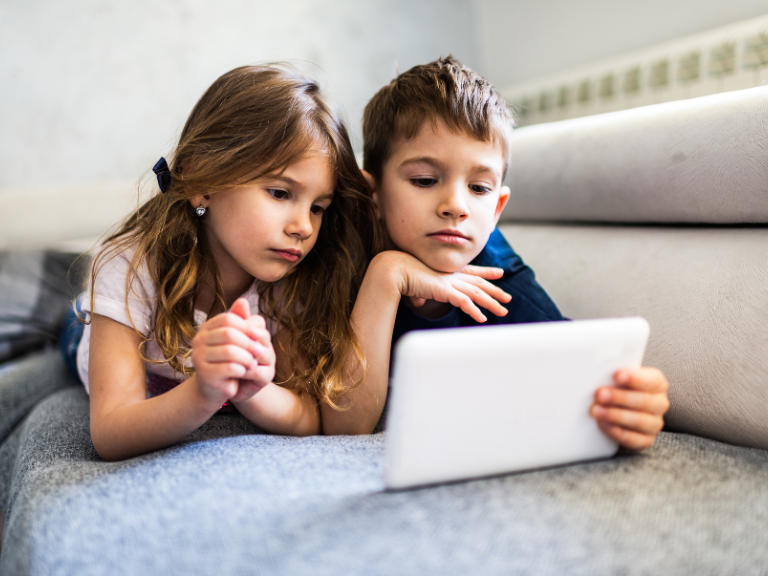 uso de medios digitales, redes sociales, videojuegos, depresión infantil, salud mental infantil