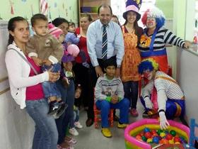 Dr. Derlis León con pacientes