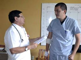 Dr. Amado Aquino recibe a nuevo médico
