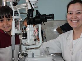 Médica del servicio con paciente