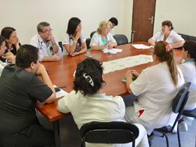 Dra. Ana Campuzano reunida con médicos