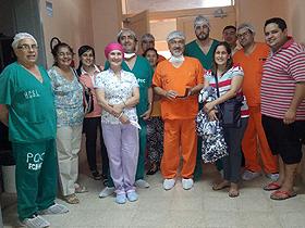Equipo quirúrgico y familiares de donate y receptor