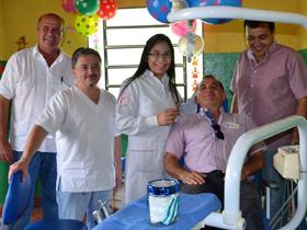Odontólogos con paciente en consultorio