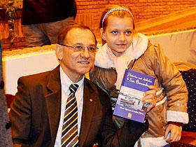 Dr. Oscar Doldán con su libro