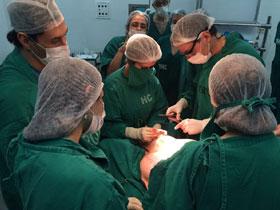 Dr. Regis Resende encabezando operación